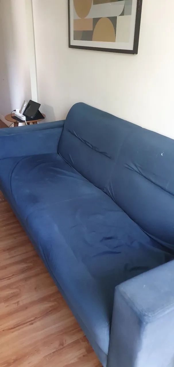 Sofá azul de veludo com 3 lugares