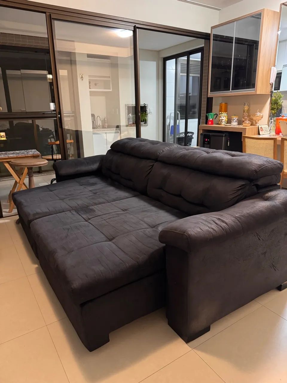 Vendo sofá retrátil preto tecido suede  - Foto 2
