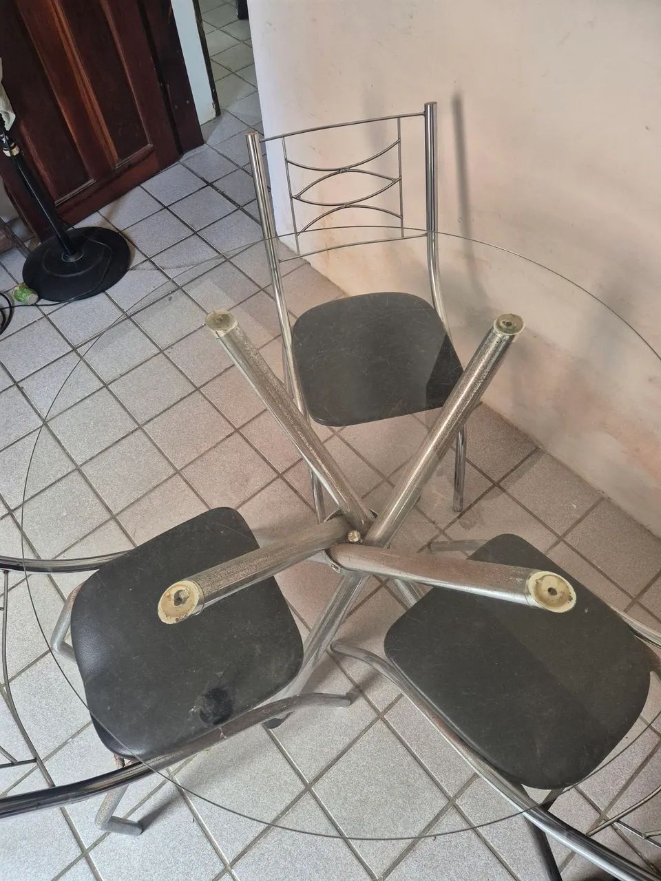 Mesa de vidro com 3 cadeiras  - Foto 2