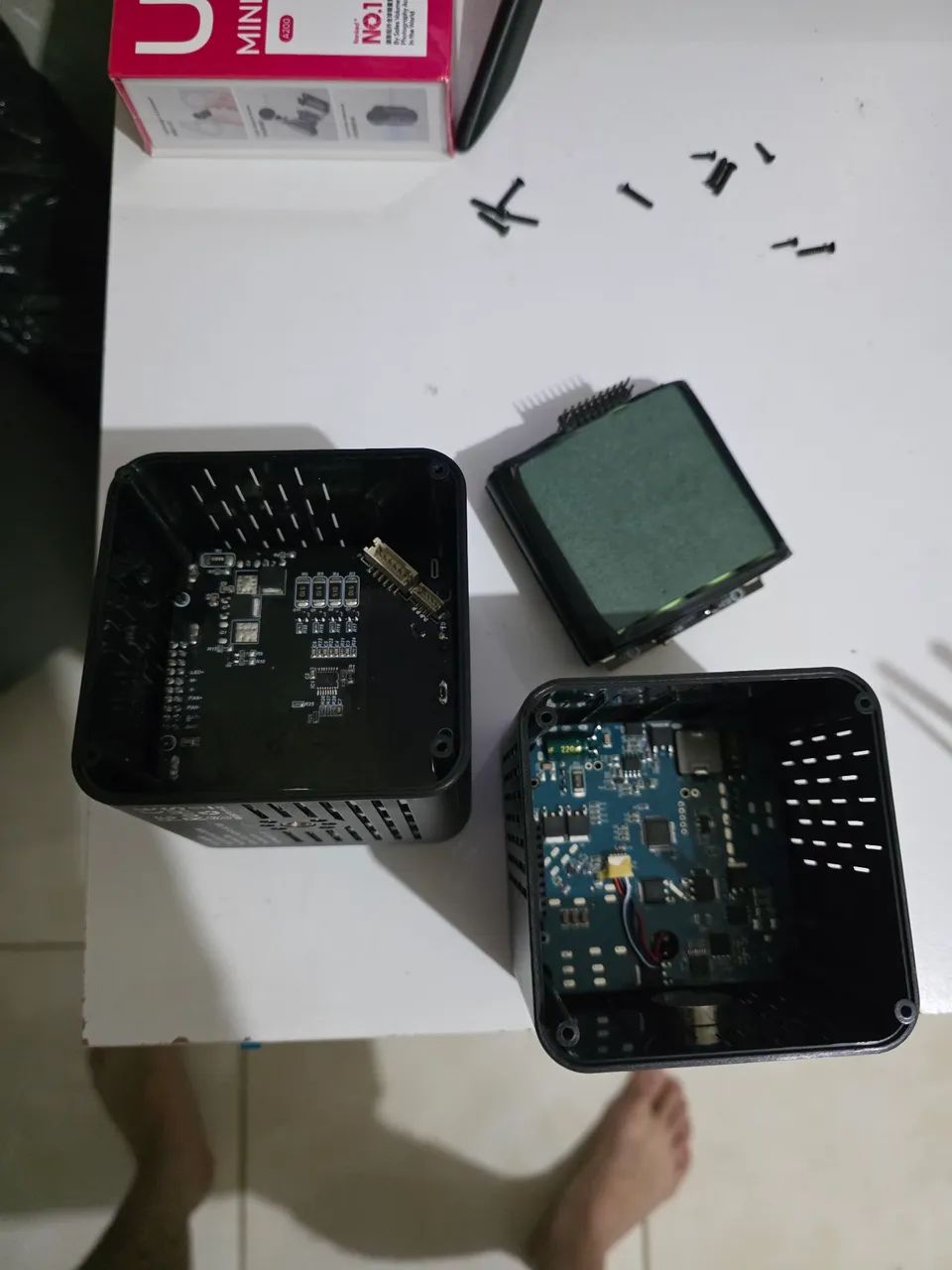 Placa, bateria e circuito integrado para reutilizar e estudar.