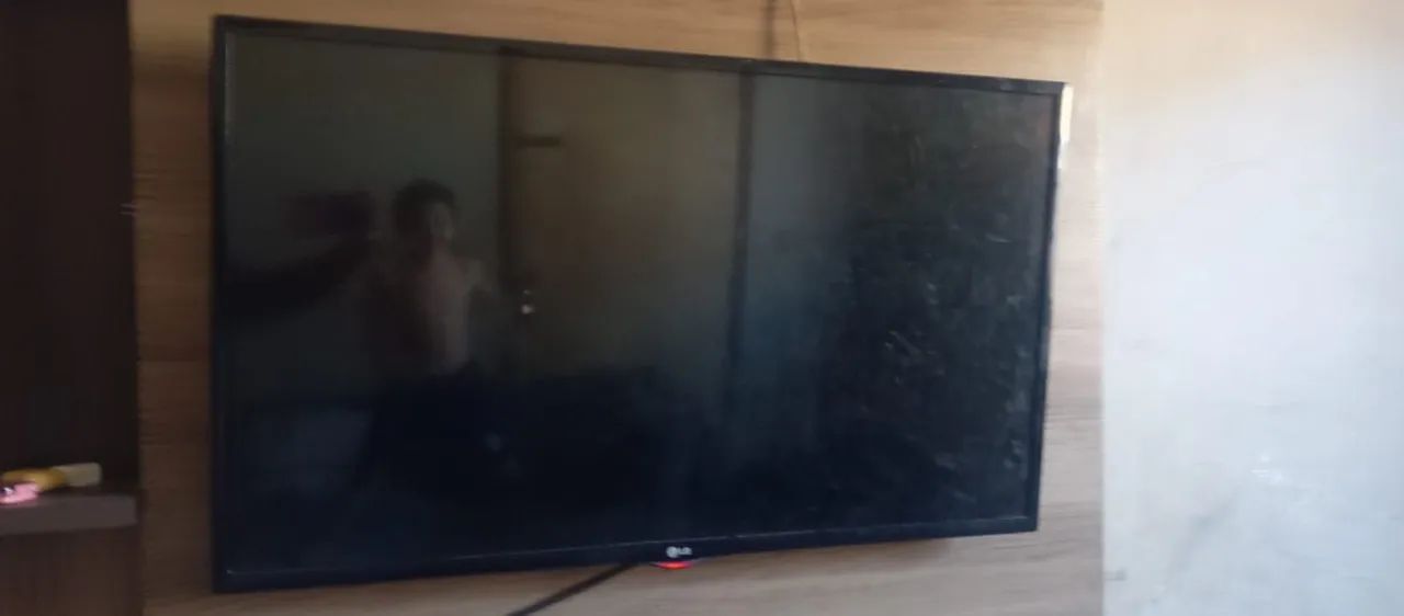Tv 43 polegadas LG, NÃO é smart, mas é só comprar a tv box - Foto 3