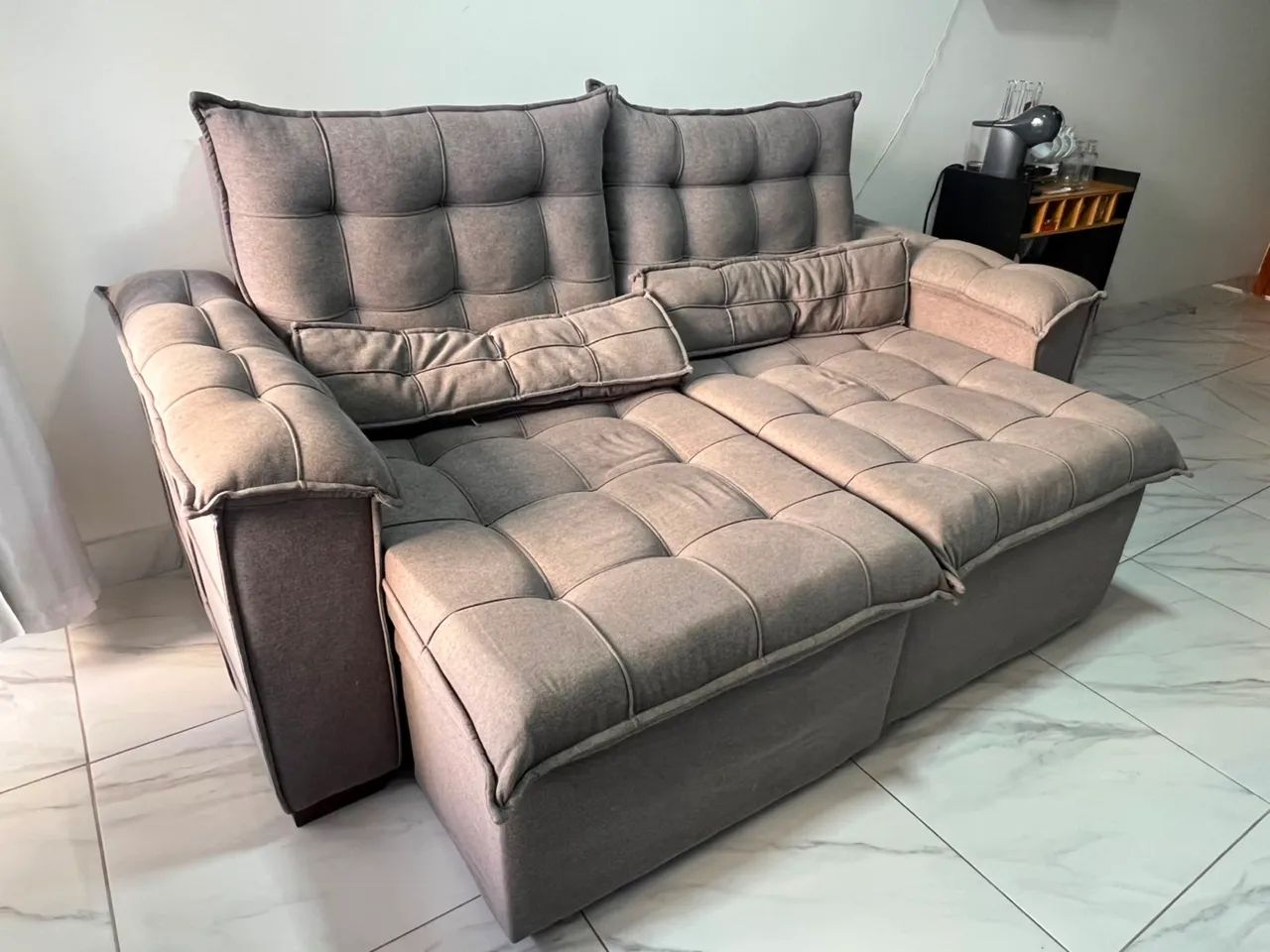 Sofa retrátil e reclinável acompanha 2 puffs  - Foto 3