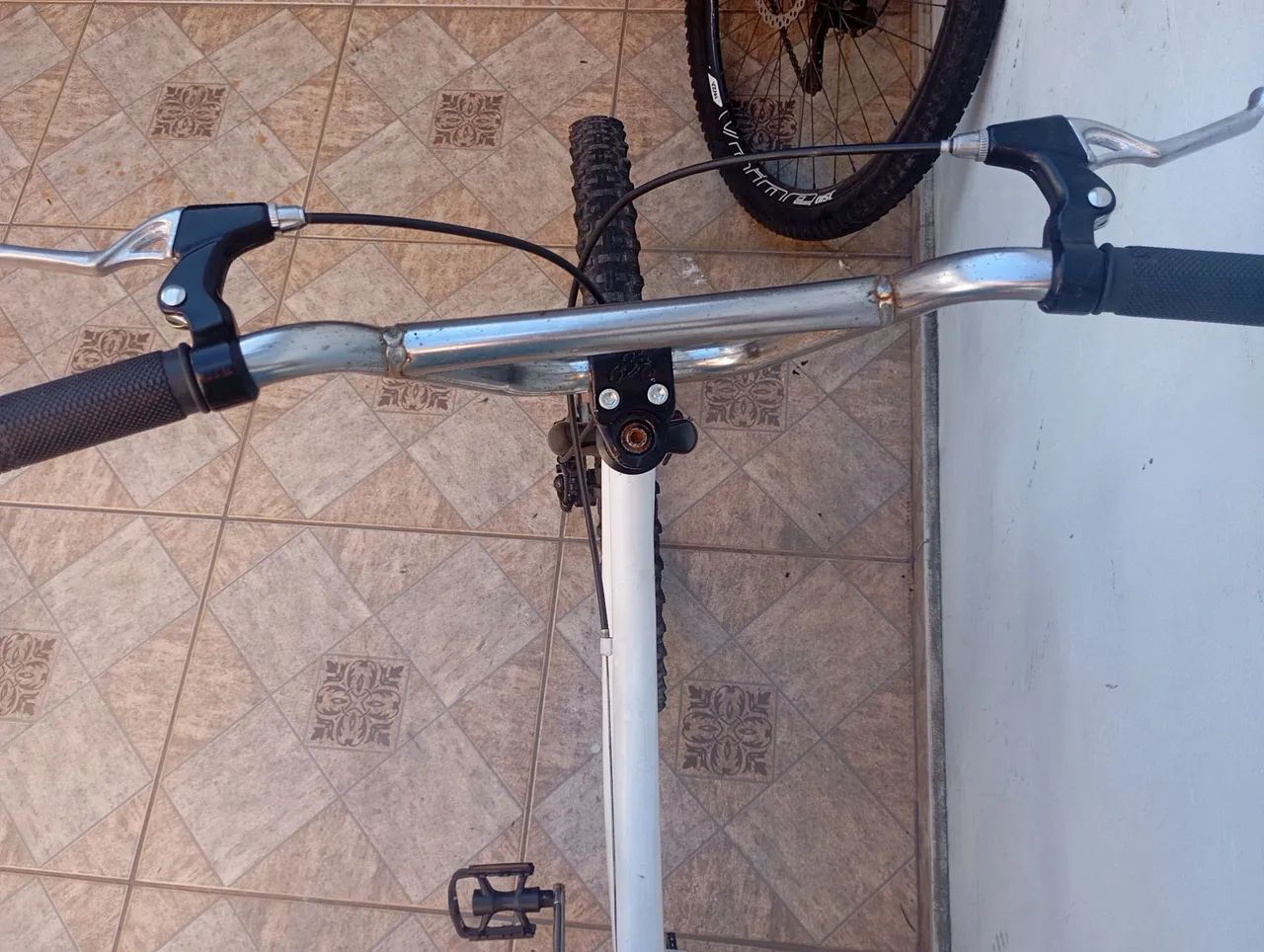 Bicicleta Monark branca aro 26, freio a disco - Foto 5