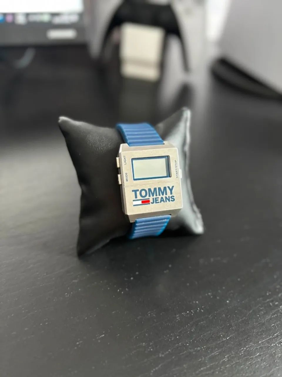Relógio Tommy Jeans Vintage Digital - Estilo Retrô