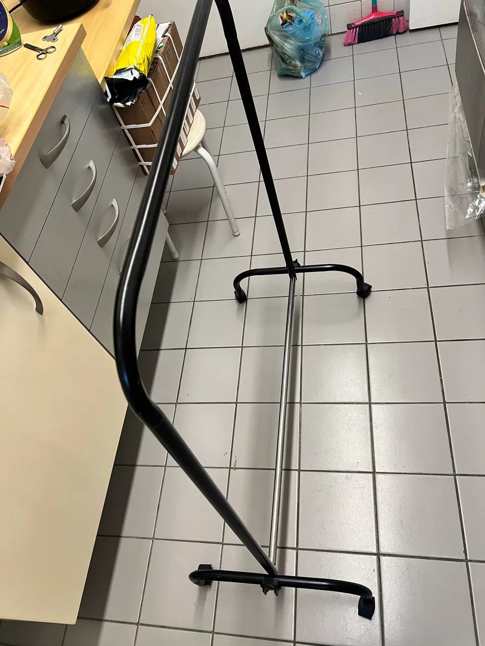 Arara simples para roupa 60 cm com rodízios 