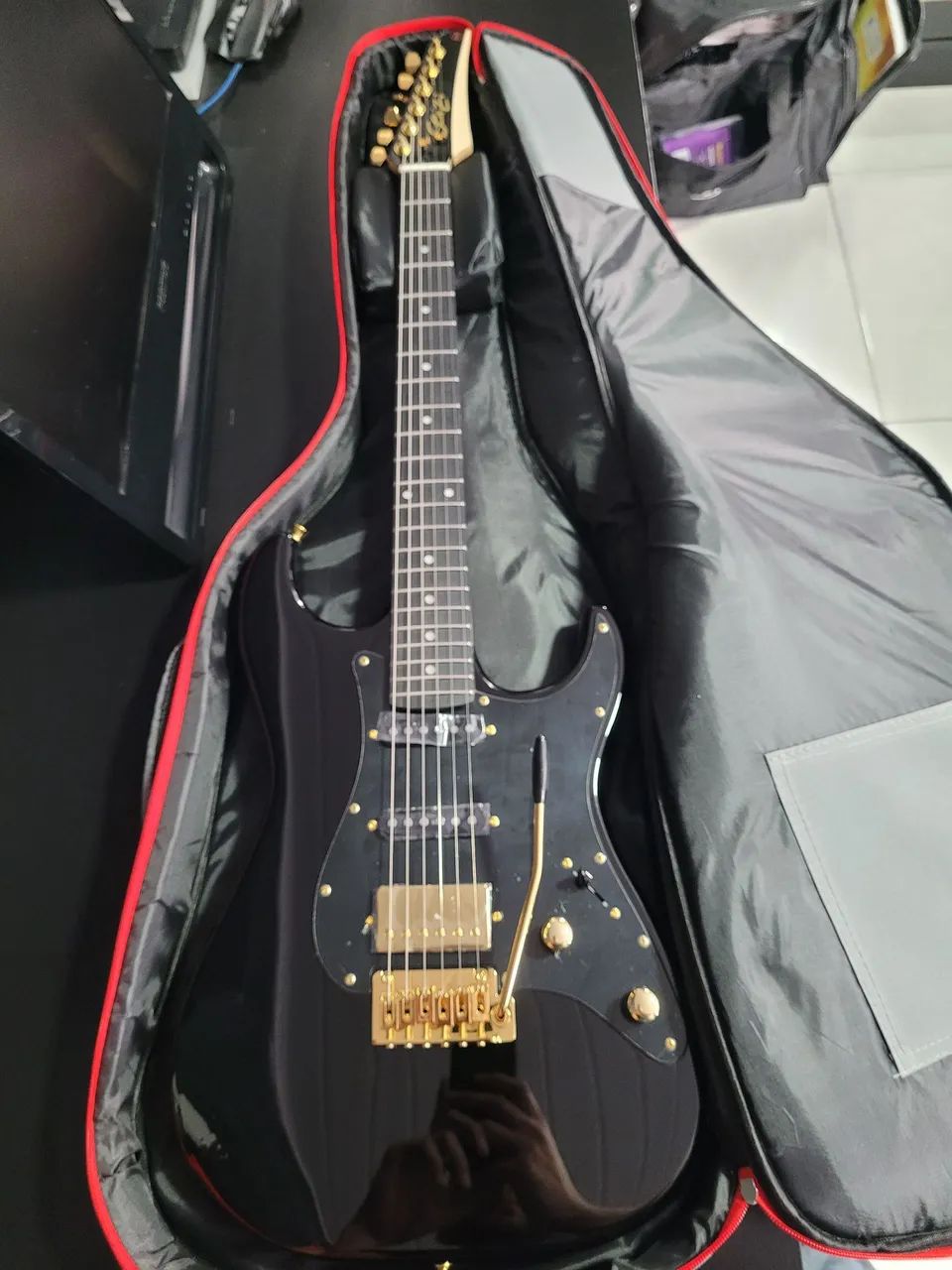 GUITARRA SEIZI KATANA MUSASHI + PEDALEIRA BOSS GT1 (ESTADO DE NOVO)