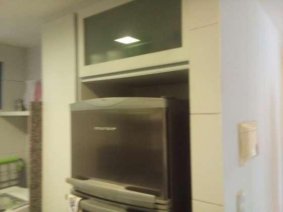 Vendo excelente apartamento todo reformado e mobiliado com garagem coberta 2/4 no planalto - Foto 2