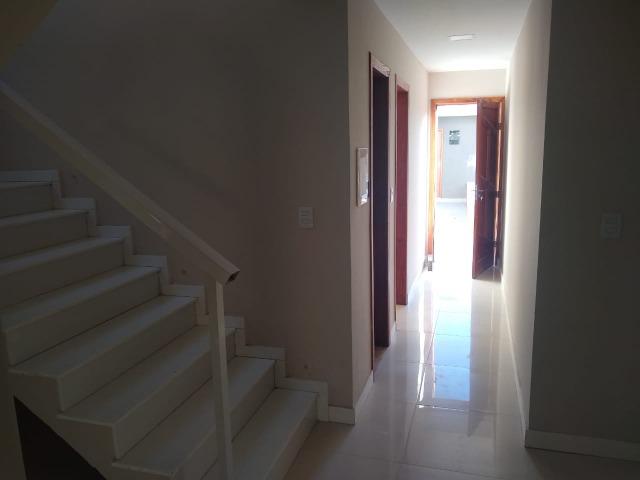Linda casa com piscina e duas vagas de garagem - Foto 12