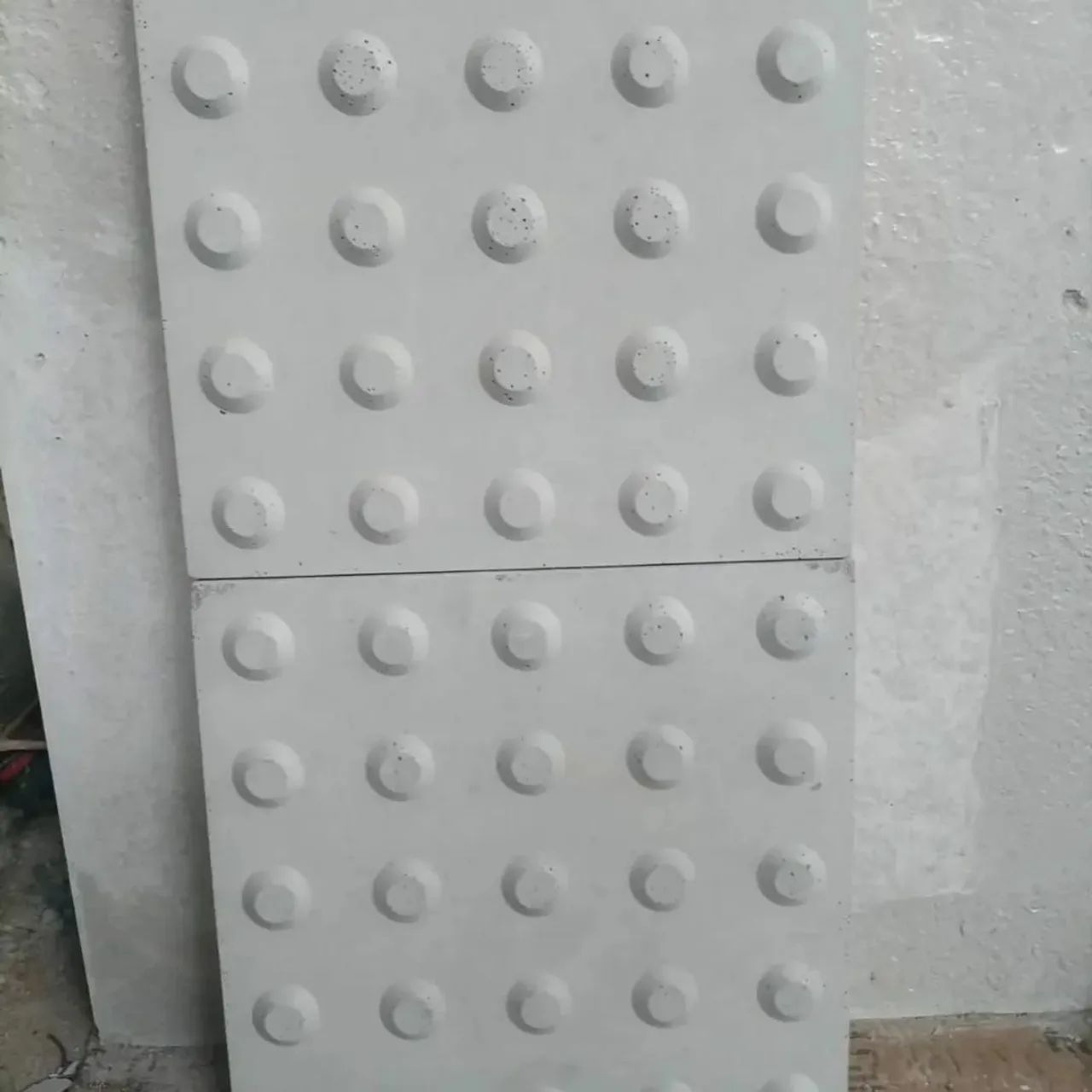 Piso tátil de concreto 