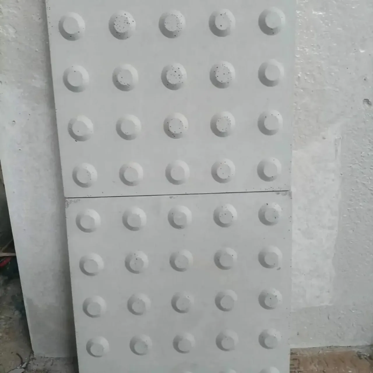 Piso tátil de concreto