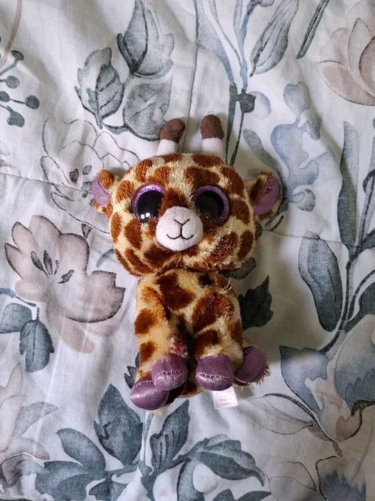 Pelúcia girafa zoiuda