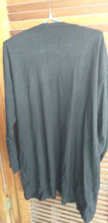 Casaco de lã preto com listras vermelhas e brancas - Foto 3