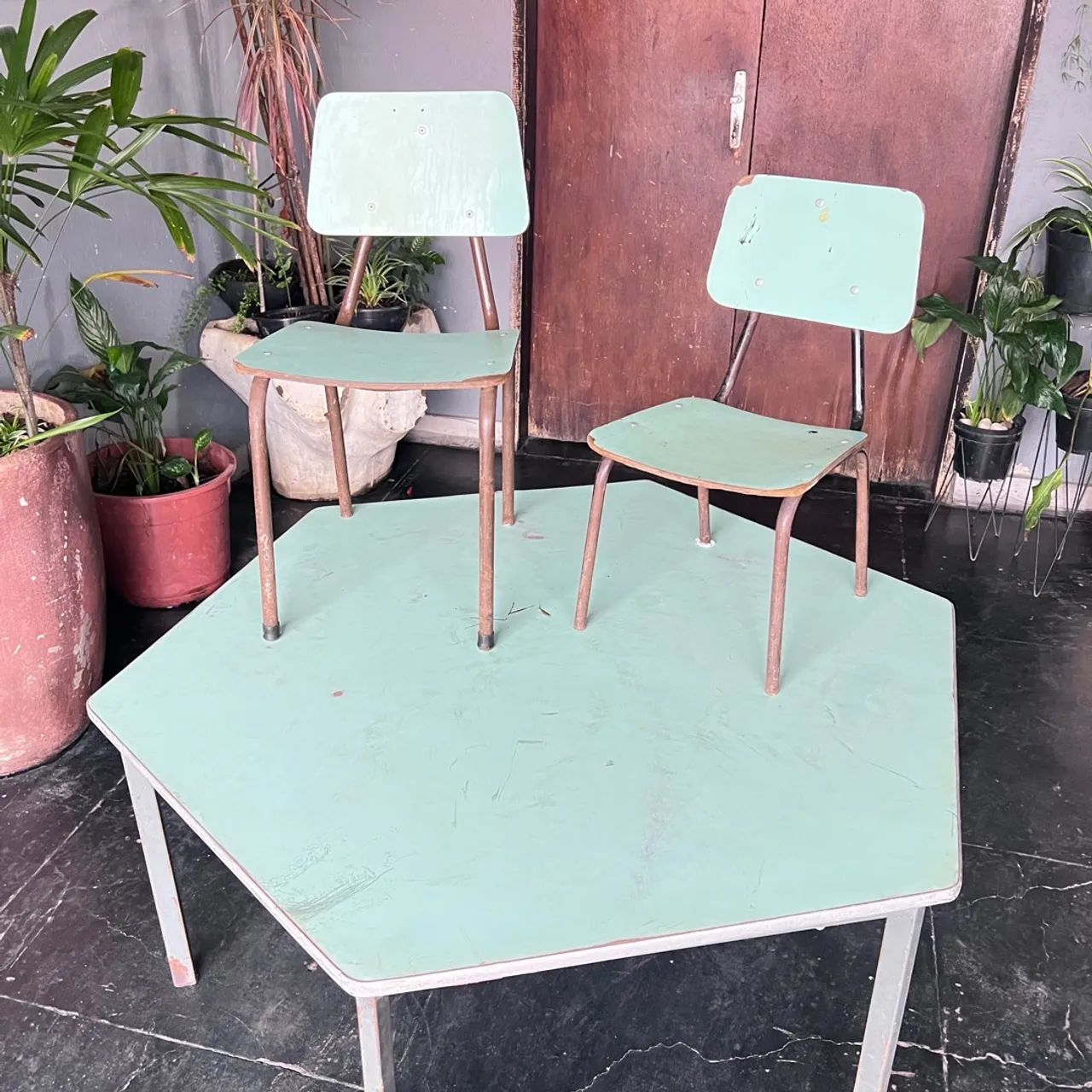 Mesa infantil sextavada em madeira e metal - Foto 3