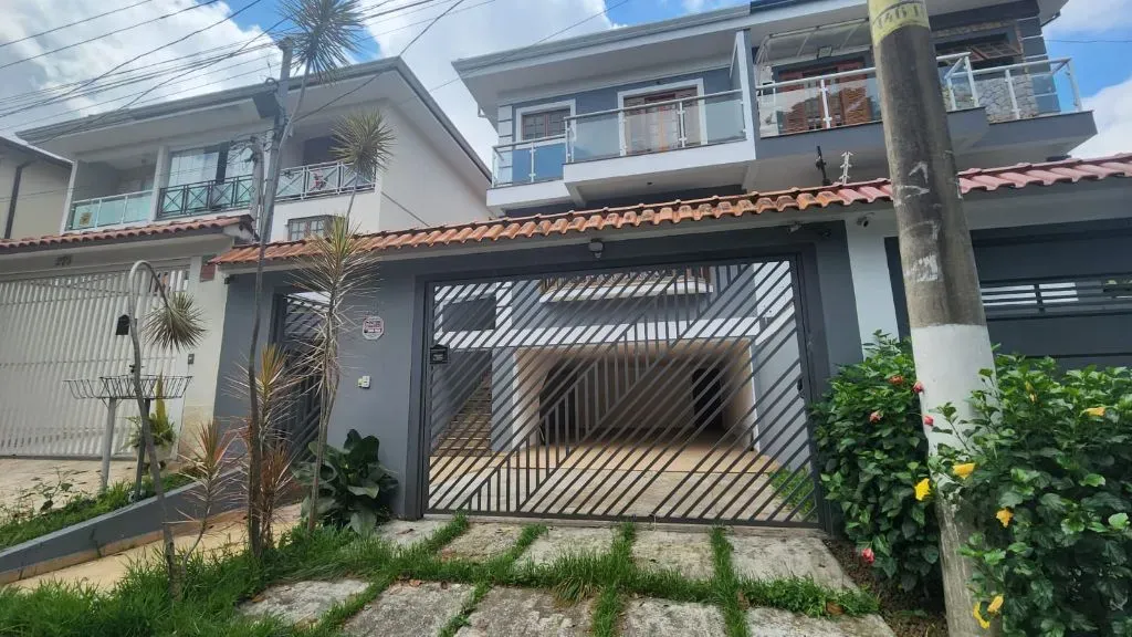 Sobrado a venda na Vila São Francisco: 4 dormitórios, 3 suítes, 6 vagas.