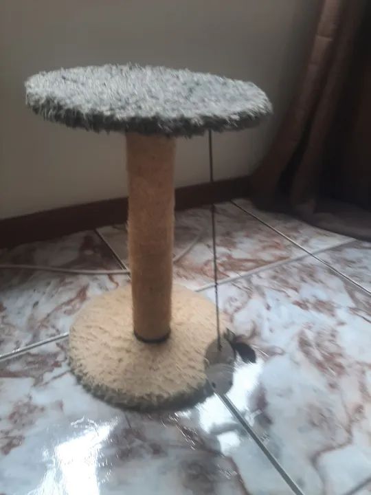 Torre de arranhador para gato com mouse