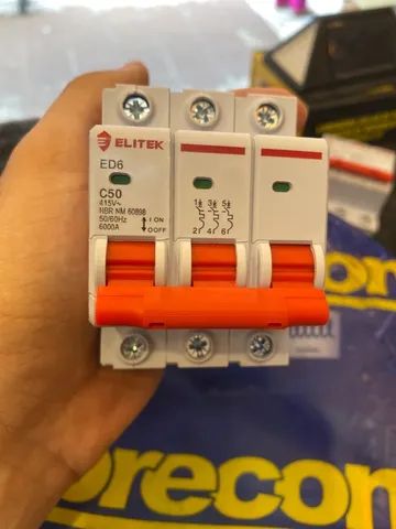 Three-phase circuit breaker