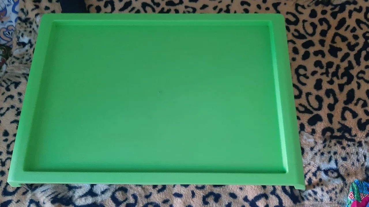 Mesa verde para café na cama 