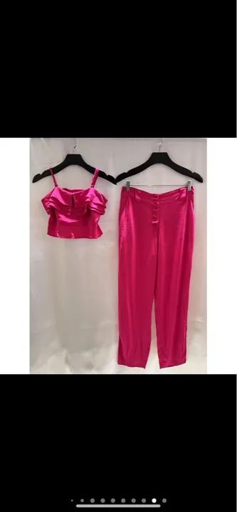 Conjunto cropped e calça rosa