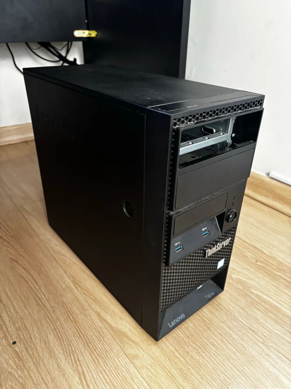 サーバー Lenovo ThinkServer TS150 PC Lenovo ThinkServer TS150 com monitor - Computadores e Desktops