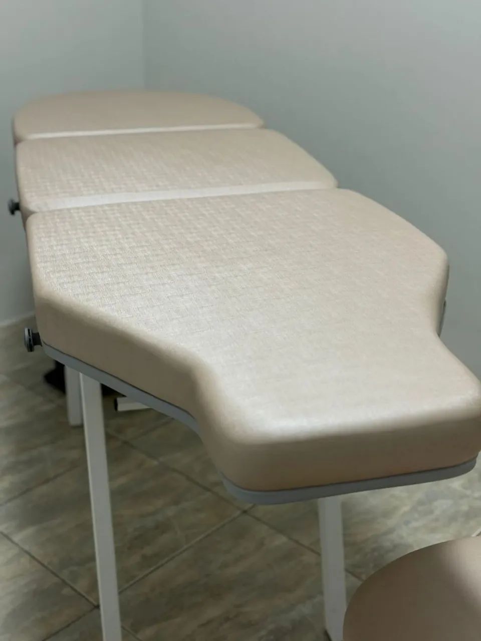 Maca de Estética de Luxo com Mocho - Sofisticação e Conforto para seu Espaço! - Foto 4