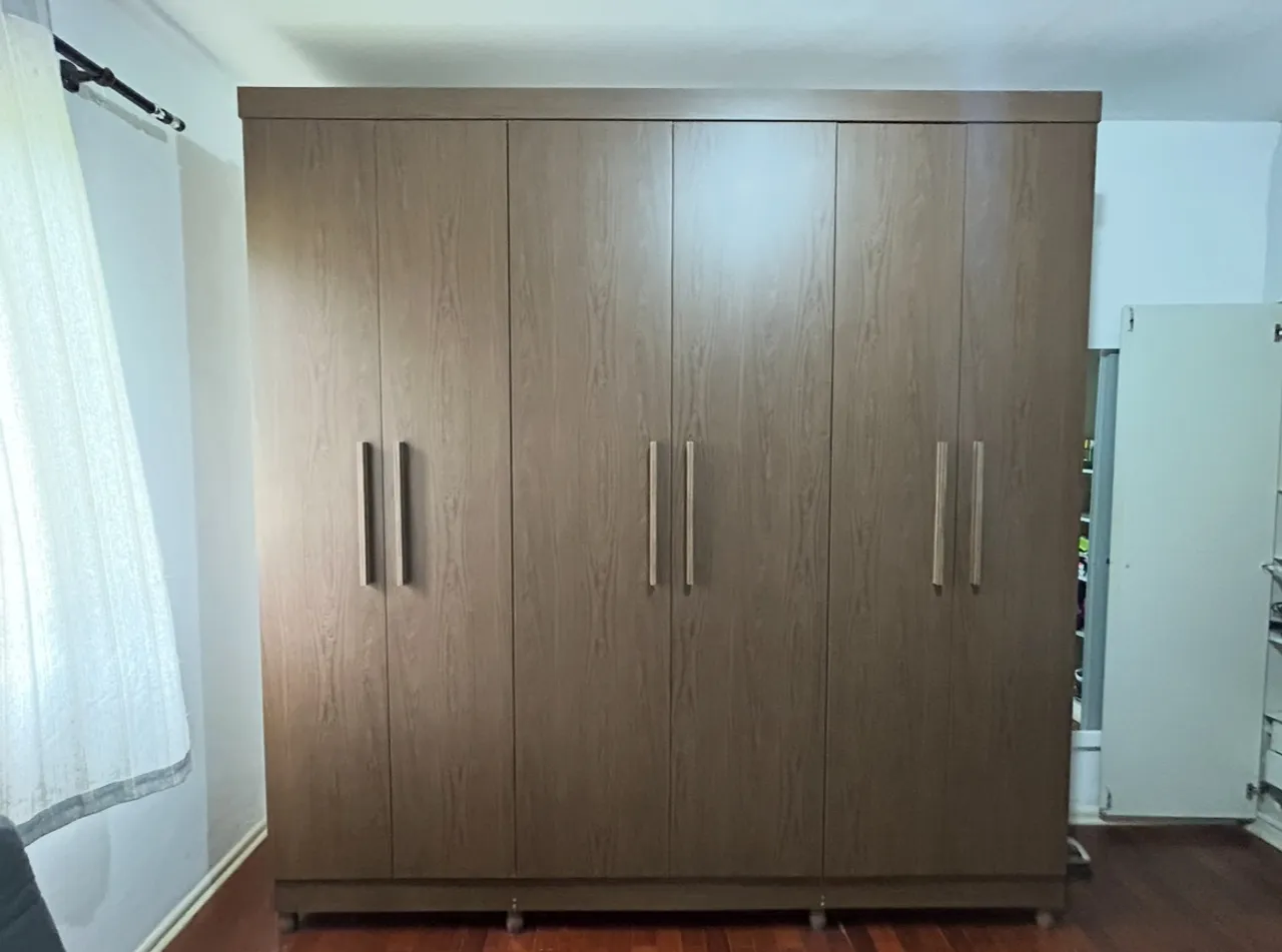Guarda-Roupa Amadeirado com 6 Portas