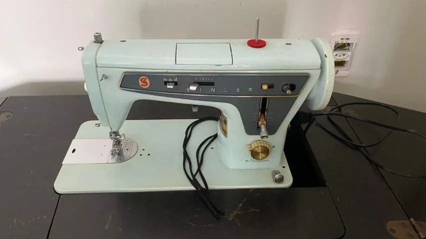 Máquina de Costura Singer Multiponto com Gabinete Original em Madeira - Foto 3