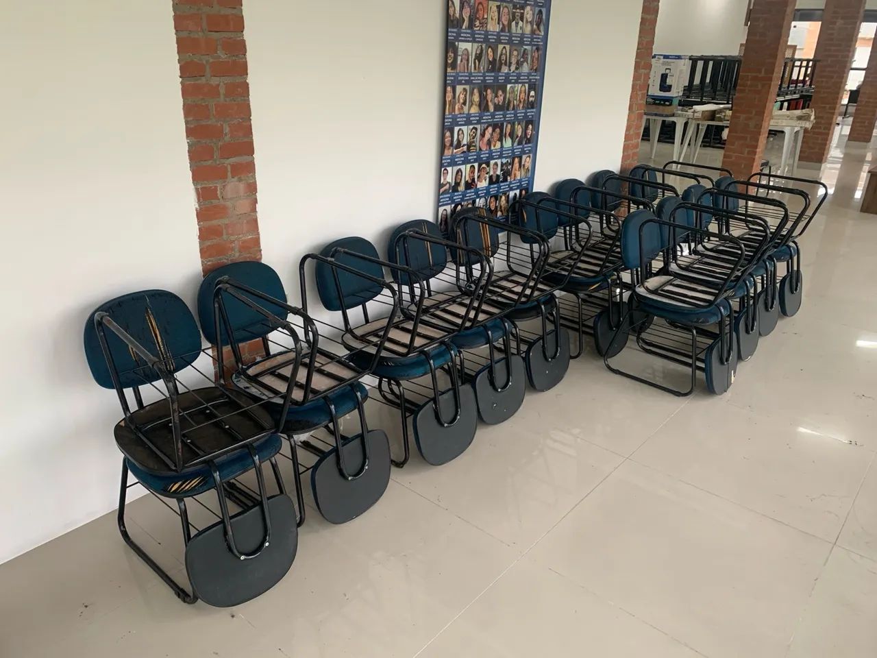 Lote com 80 cadeiras estofadas - Foto 2