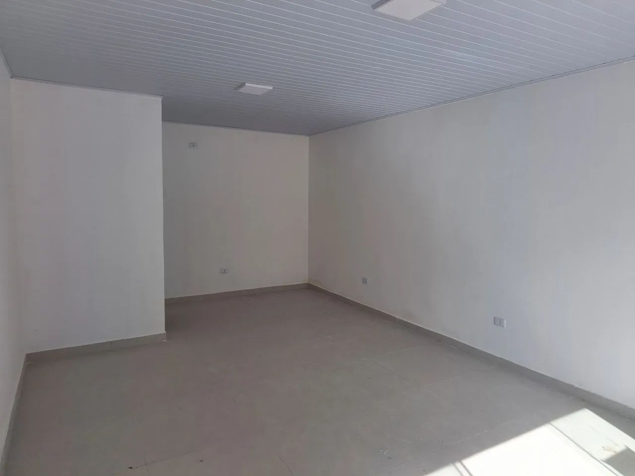 Alugo Salas Comerciais Novas Com Lavabo, prep.A/C e Vagas - Foto 4