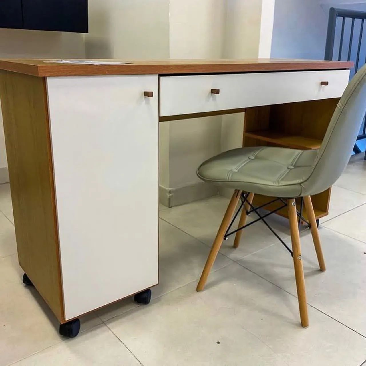 Escrivaninha Compacta com Gavetas e Rodinhas