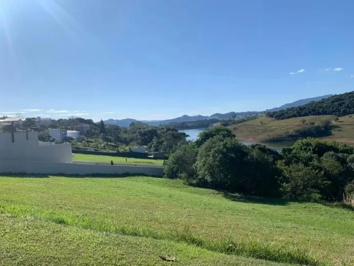 Excelente Terreno à Venda Condomínio Fechado em Piracaia - Saída para Água