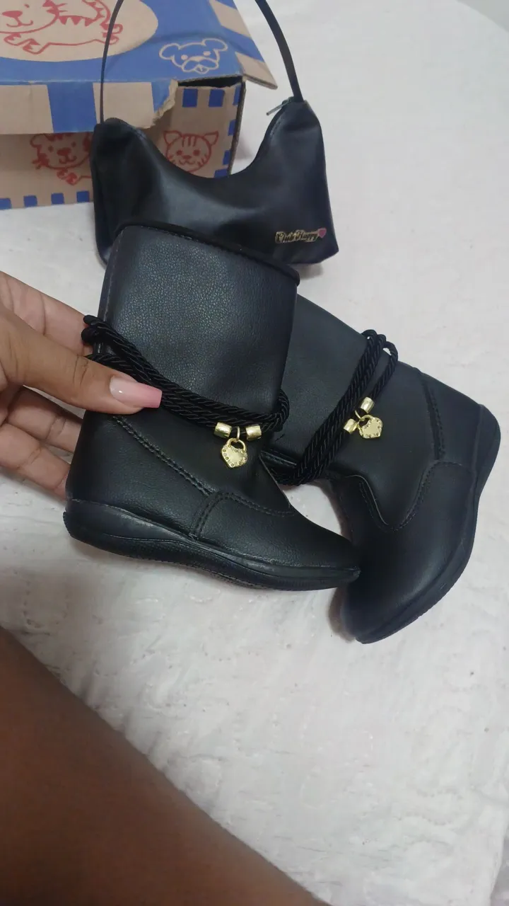 Botas infantis pretas com detalhes dourados