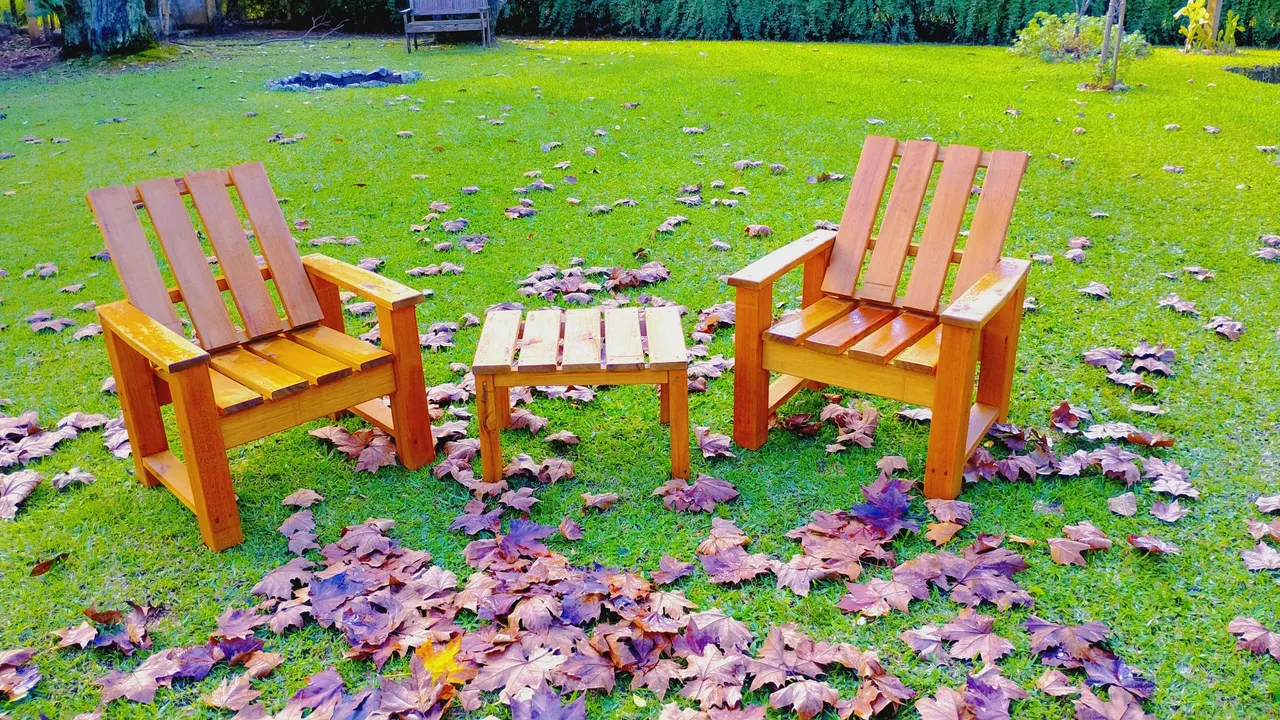 Conjunto de cadeiras e mesa de madeira para jardim