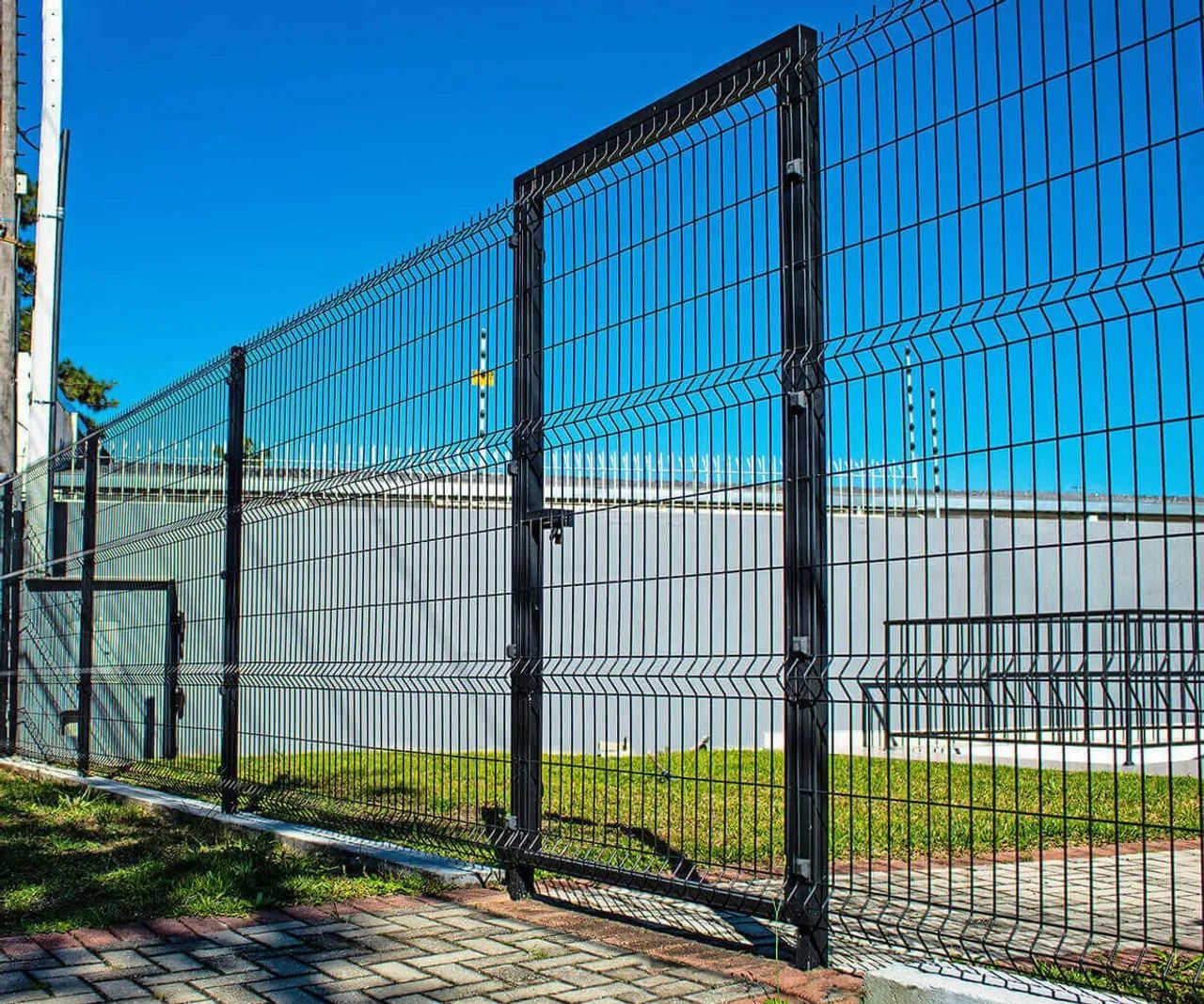 Portão pivotante com ferrolho / Portão deslizante com trilho e roldanas  - Foto 4