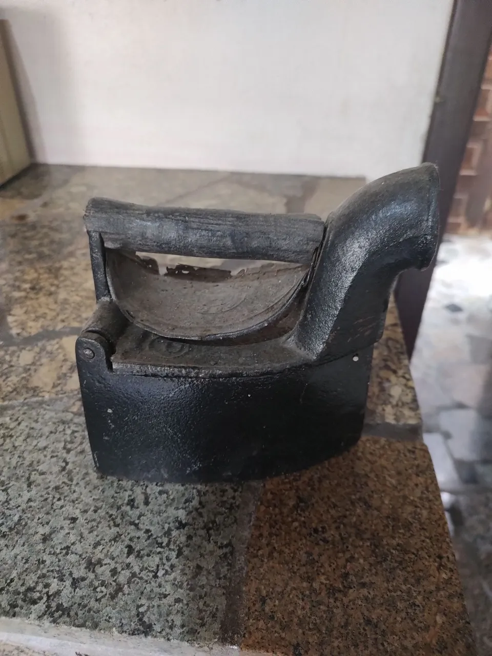 Antigo Ferro de Passar Roupa Decorativo