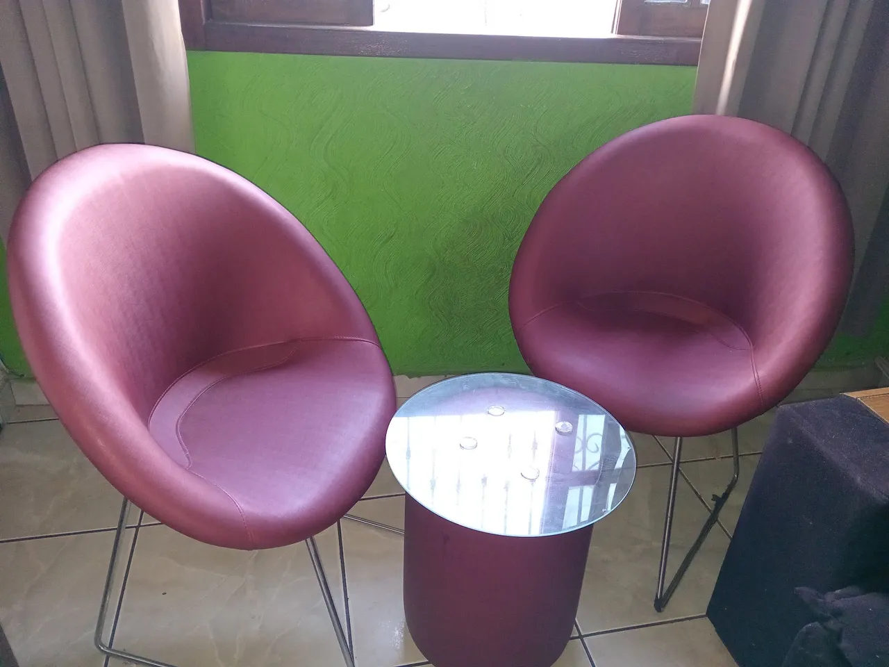 Conjunto de cadeiras e mesa de centro