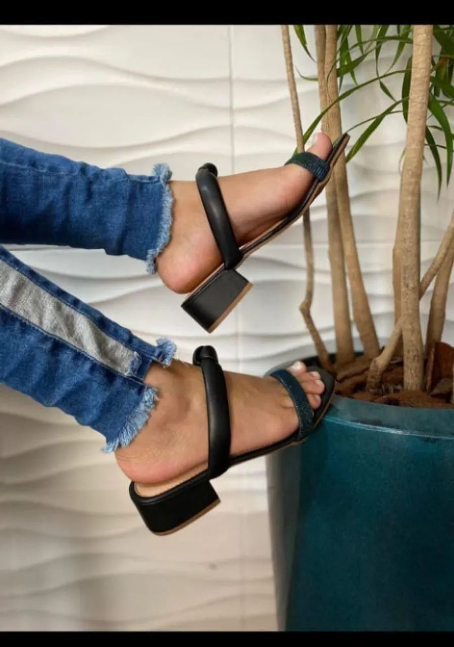 Sandália de salto rasteiro preta com amarração - Foto 4