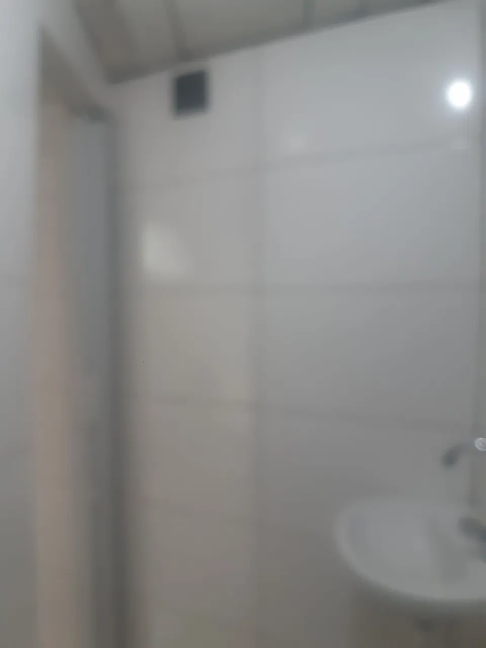 Quarto grande cozinha banheiro área de serviço