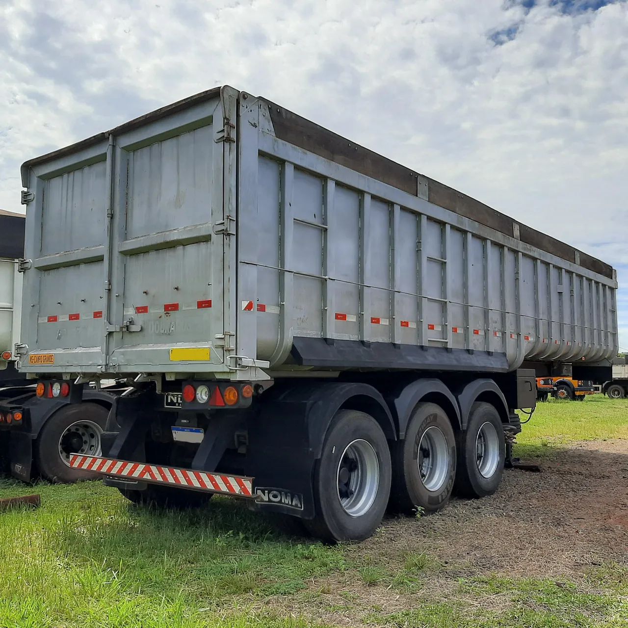 Carreta Caçamba basculante noma