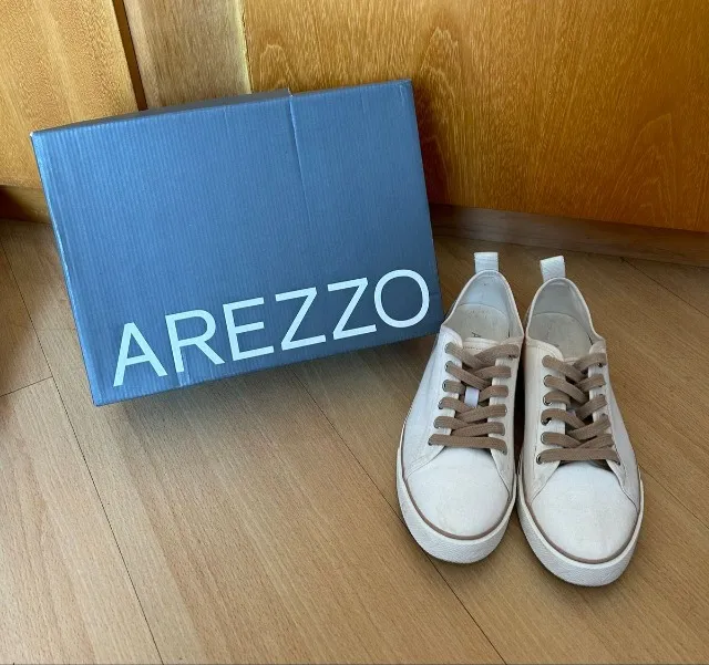 Tênis off white de lona Arezzo