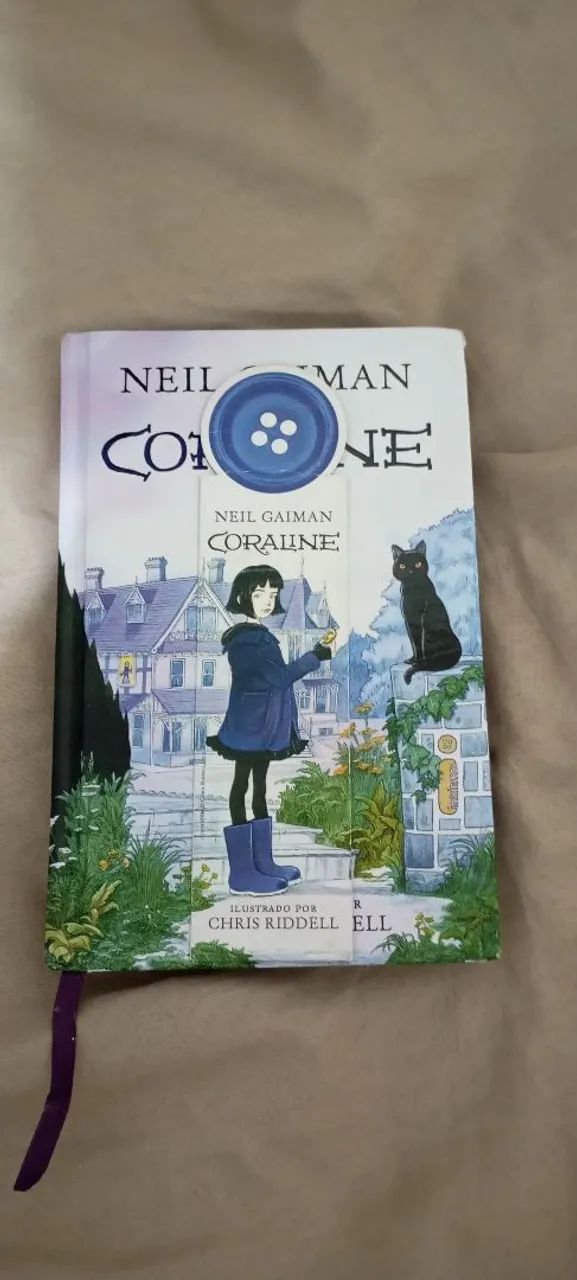 Livro Coraline, marca páginas com pequenas marcas de uso, lido poucas vezes