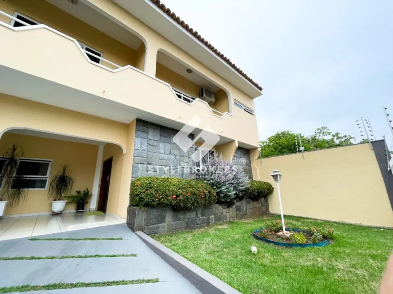 Sobrado à venda e para aluguel em Cuiabá - Jardim das Américas