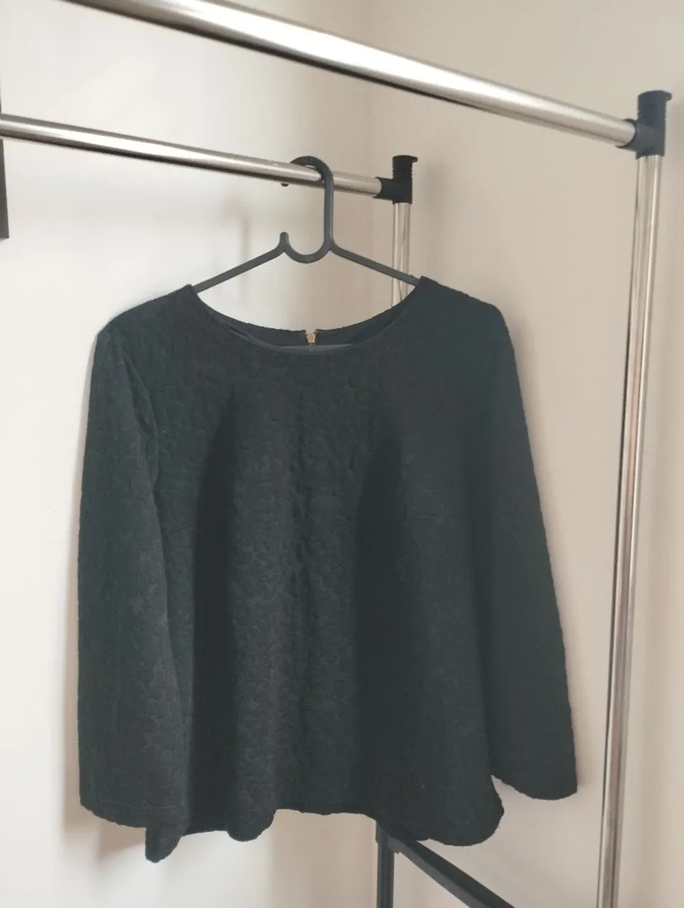 Blusa preta com textura