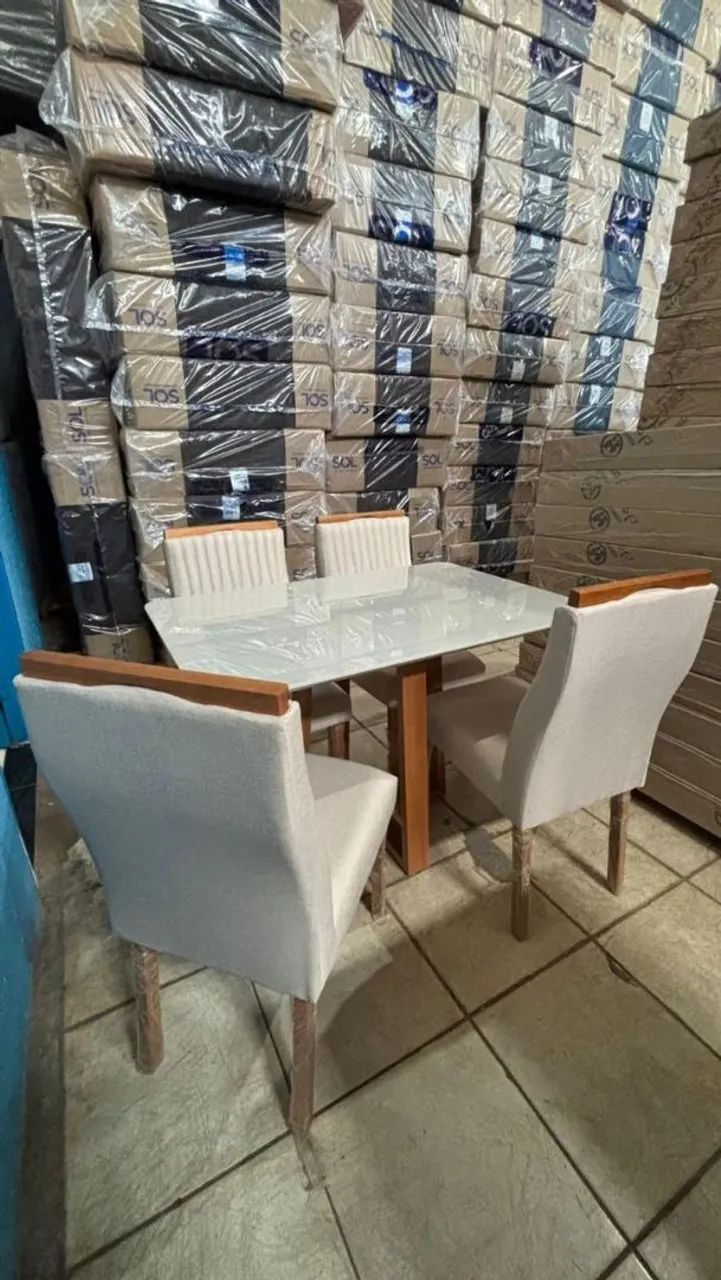 Mesa de Jantar com 04 cadeiras 100% madeira 
