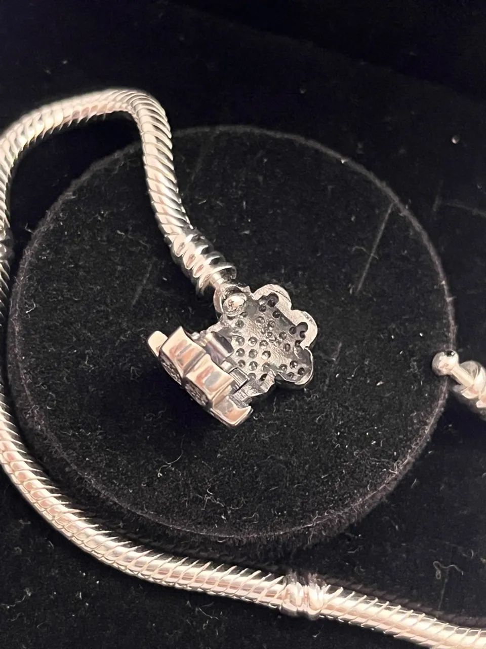 Pulseira Pandora com berloque de patinha - Foto 2