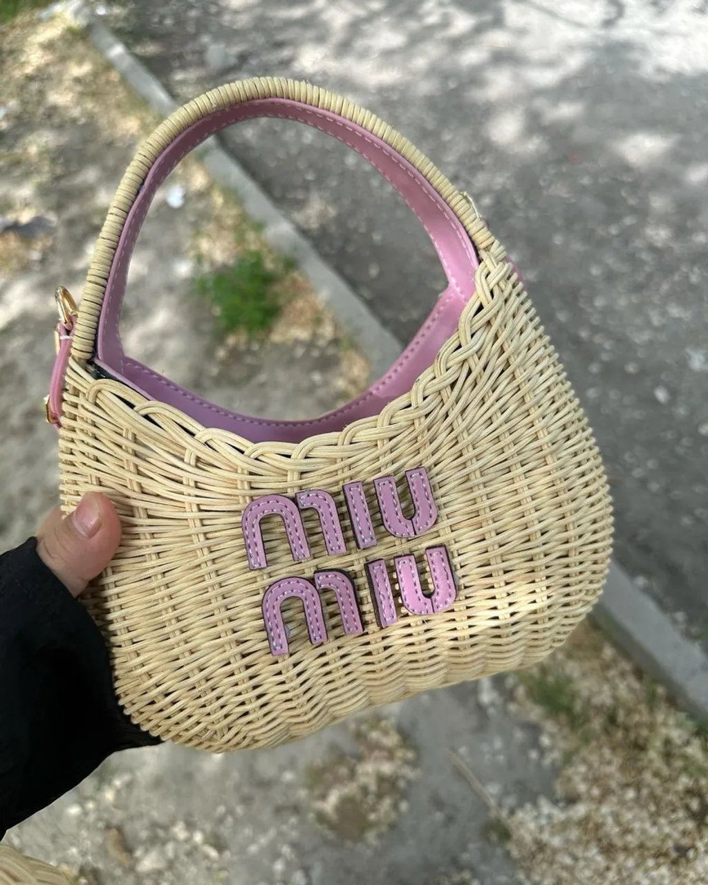 Bolsa Miu Miu de Palha com Detalhes em Rosa