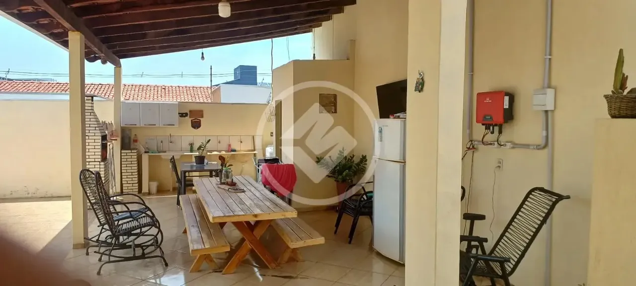 Vende-se Sobrado - R$900.000,00 - 03 quartos c/ 2 suítes, piscina e energia solar - Morada