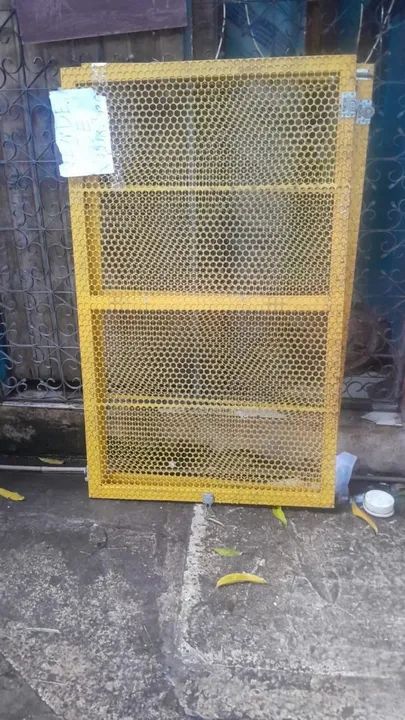 2 portões em metal com Tela