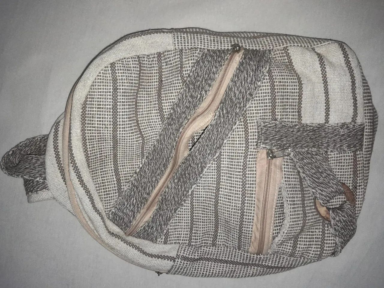 Mochila de tecido bege e marrom