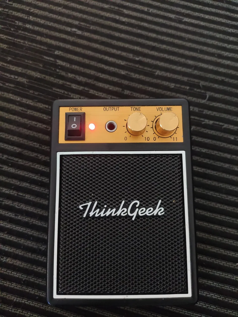 Mini amplificador de guitarra ThinkGeek de bolso