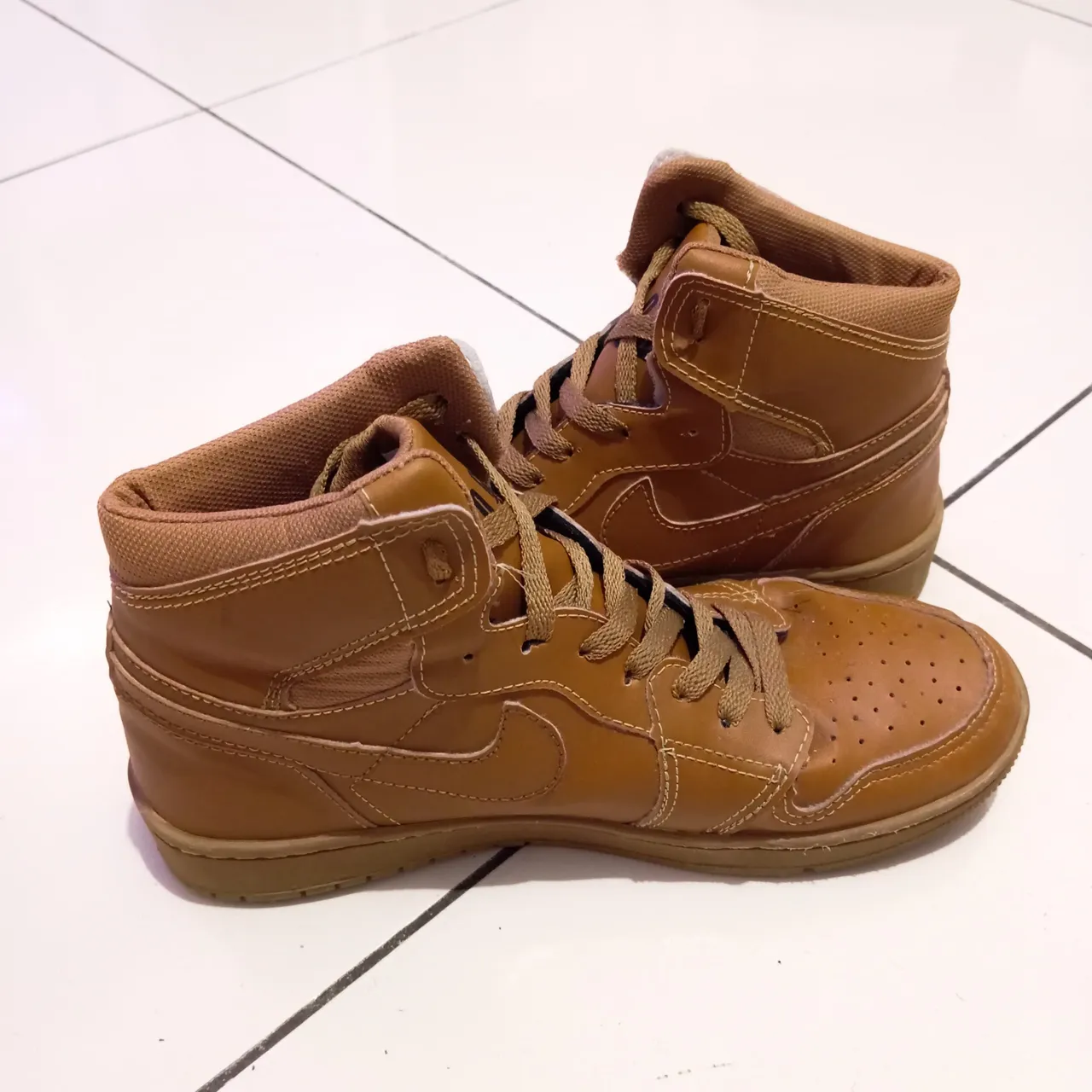 Tênis Nike Marrom usado.
